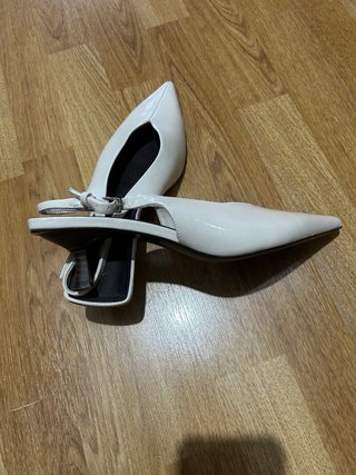 Zapato en punta, muy elegante y cómodo.