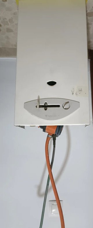 Se vende termo a gas.58 de largo,21 x23