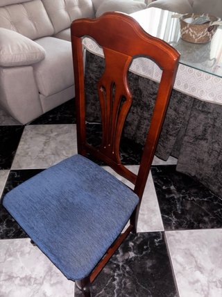 Mesa de madera con plazas de 6 personas.