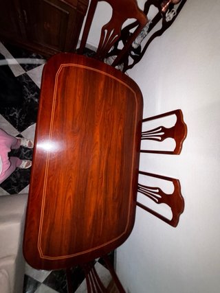 Mesa de madera con plazas de 6 personas.