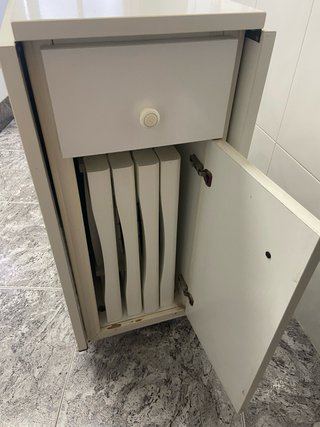 Mesa plegable de cocina con 4 sillas incorporadas.