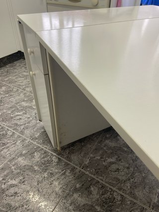 Mesa plegable de cocina con 4 sillas incorporadas.