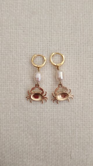 Pendientes con perlas y cangrejos marinos