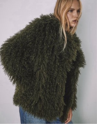 Abrigo de pelo verde con efecto voluminoso