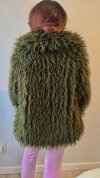 Abrigo de pelo verde con efecto voluminoso