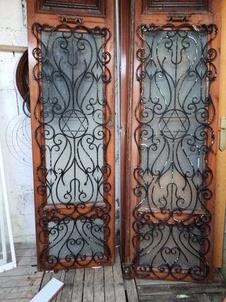 Puertas de madera y forja de primeros del siglo XX