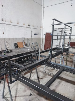 Cerrajero soldador de puertas y estructuras
