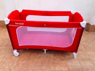 Cuna parque de viaje plegable, marca Brevi