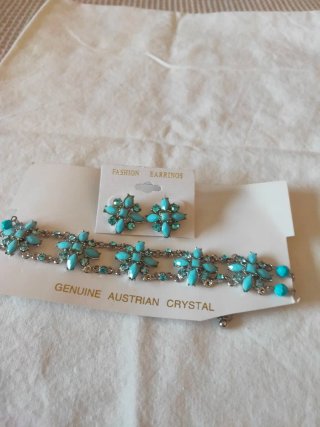 Conjunto de gargantilla y pendientes a juego