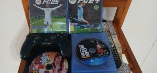 Una play 4 con dos mandos y fifa 24 y 25 y el gta5