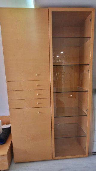 Mueble con vitrina de madera estilo nordico