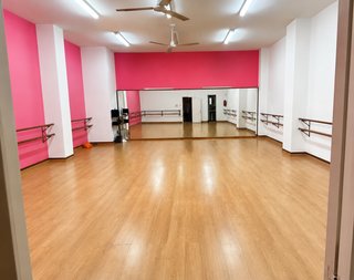 Alquiler de sala Capacidad de 15 a 20 personas .
