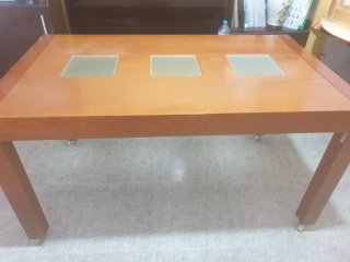 Mesa de comedor de madera con 3 cristales