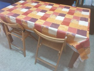 Mesa de comedor de madera con 3 cristales