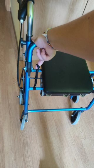 Andador con frenos,plegable,con asiento y cesta