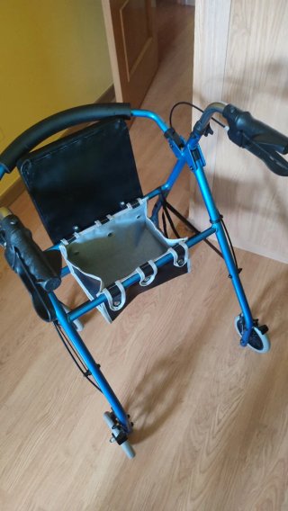 Andador con frenos,plegable,con asiento y cesta