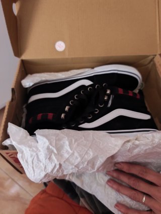 Zapatillas Vans negras y cuadros rojos y negro