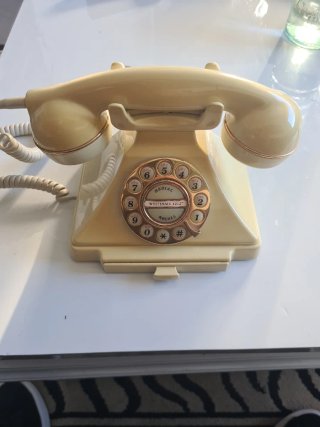 Antiguo teléfono de sobremesa