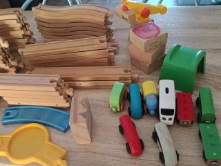 Tren de juguete de madera con vias