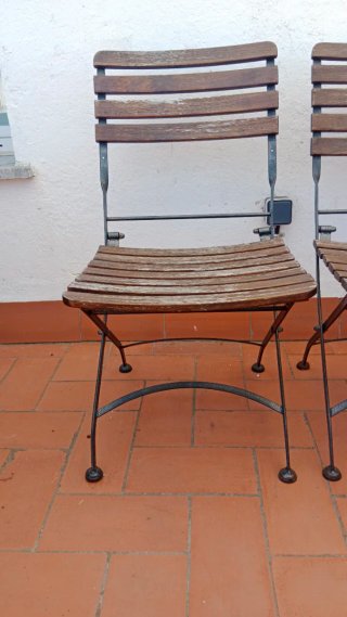 Dos sillas de teka y hierro