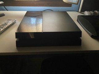 Se vende ps4 con dos mandos originales y 4 juegos