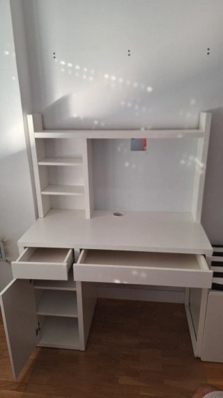 Escritorio Micke Ikea con estantería