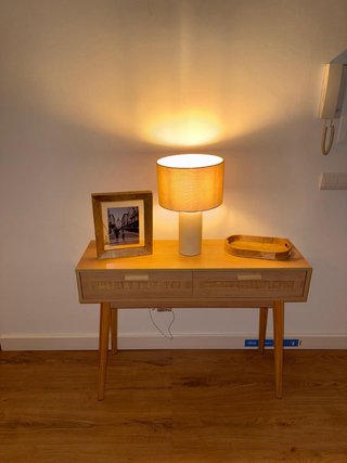 Mueble recibidor en madera de color natural