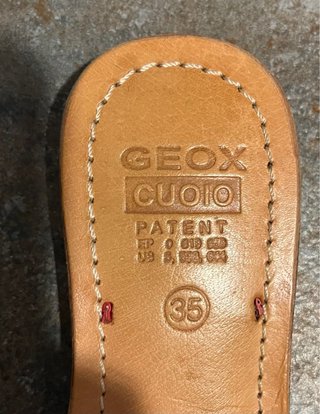 sandalias rojas con detalles de pedrería