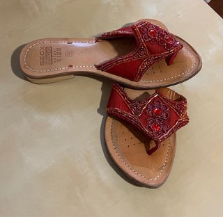 sandalias rojas con detalles de pedrería