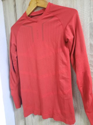 Camiseta térmica color rojo t.M kipsta