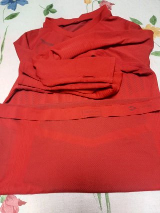 Camiseta térmica color rojo t.M kipsta