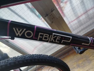 Bicicleta wolfbike negra y rosa