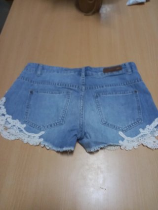 Pantalon corto con puntilla