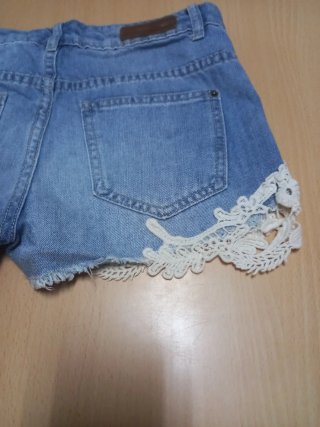 Pantalon corto con puntilla
