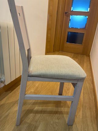 Silla de madera con respaldo restaurada