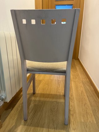 Silla de madera con respaldo restaurada
