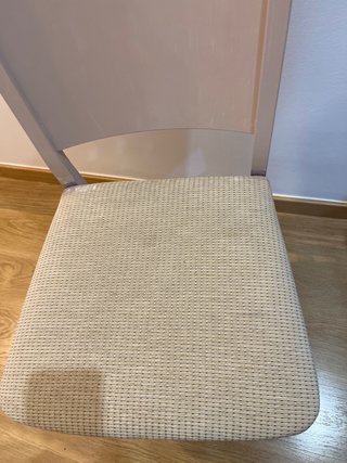 Silla de madera con respaldo restaurada
