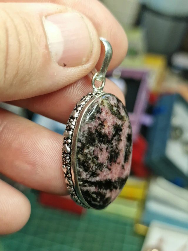 Colgante de rodonita encastado en plata