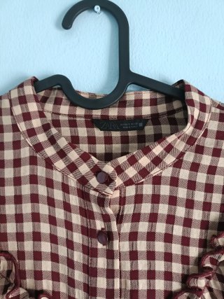 Blusa de cuadros vichy con volante de Zara