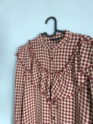 Blusa de cuadros vichy con volante de Zara