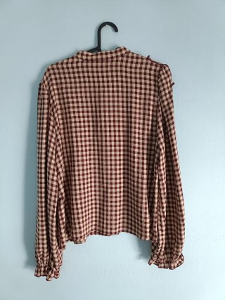 Blusa de cuadros vichy con volante de Zara