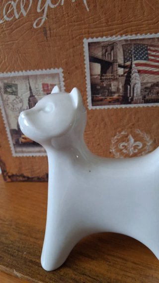 Gatto in porcellana bianca