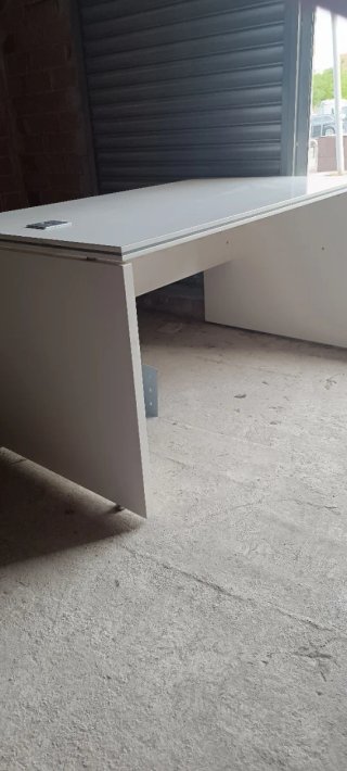 mesa de oficina de color blanco
