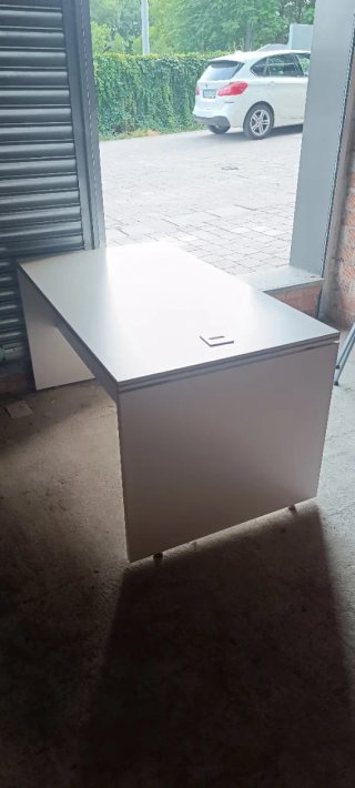 mesa de oficina de color blanco
