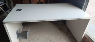 mesa de oficina de color blanco
