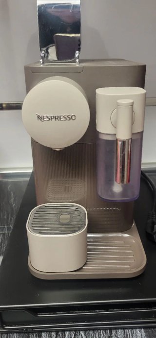 Cafetera Nespresso Delonghi Lattissima One