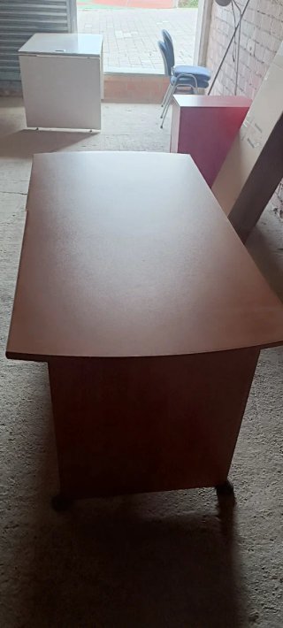 Mesa de oficina color roble