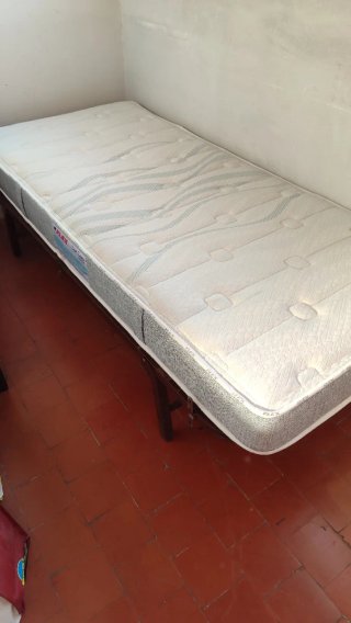 Somier con patas y colchón