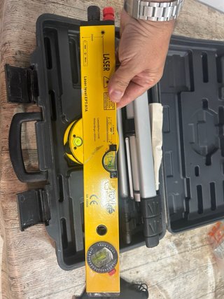Nivel laser con trípode