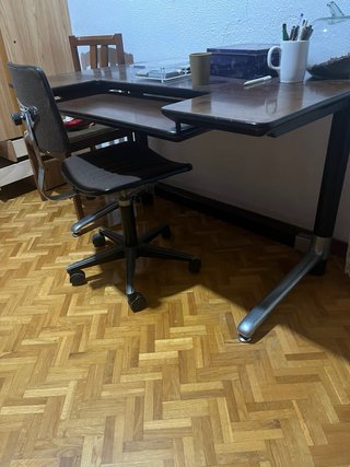 Mesa de estudio con silla